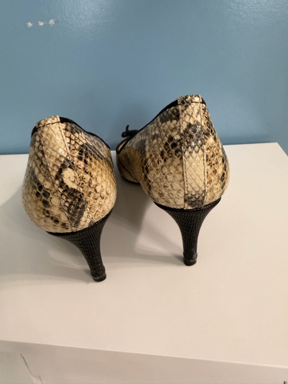 Tory Burch Snakeskin Cap Toe Heels | Gold Logo | Size 9.5M - Picture 9 of 10